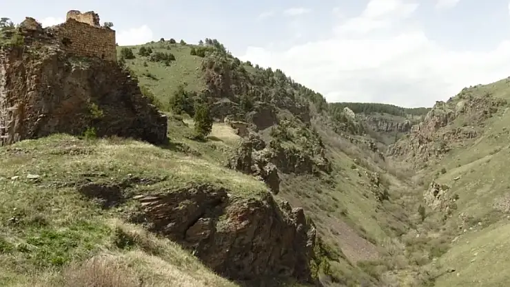 Kars'taki tarihi Kız Kalesi turizme kazandırılmayı bekliyor