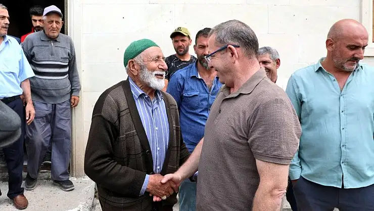 Kars Valisi Polat, Eşmeyazı Köyü'nde halkla Cuma namazı kıldı