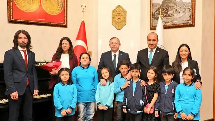 Kars Valisi Ziya Polat, 23 Nisan'ı Çocuklarla Kutladı