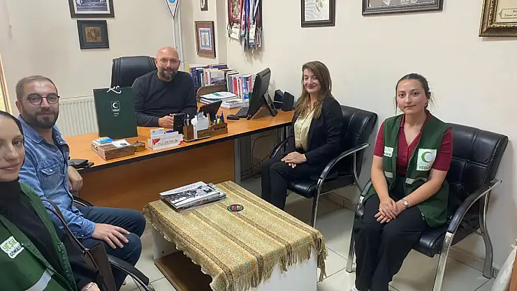 Kars Yeşilay Ekibi, Kafkas Üniversitesi'nde Prof. Dr. Halil İbrahim Kaya'yı Ziyaret Etti