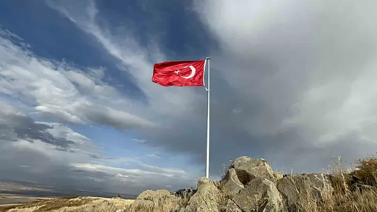 Karslı köylüler 20 yıllık özlemle Karakuzu Dağı'na Türk bayrağı dikti