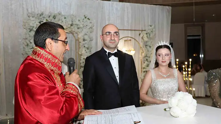 Kaymakam Ceylan ve Öğretmen Islanmaz, Oltu'da Görkemli Düğünle Hayatlarını Birleştirdi