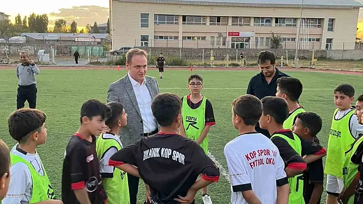 Kaymakam Koşansu, minik sporcularla antrenman yaparak ilçede spora destek verdi