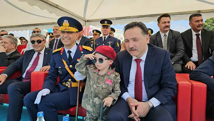 Kayseri'de Zafer Bayramı Kutlamalarında Büyüleyici Atmosfer!