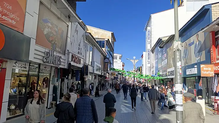 Kestane sıcakları Cumhuriyet Caddesi'ni hareketlendirdi