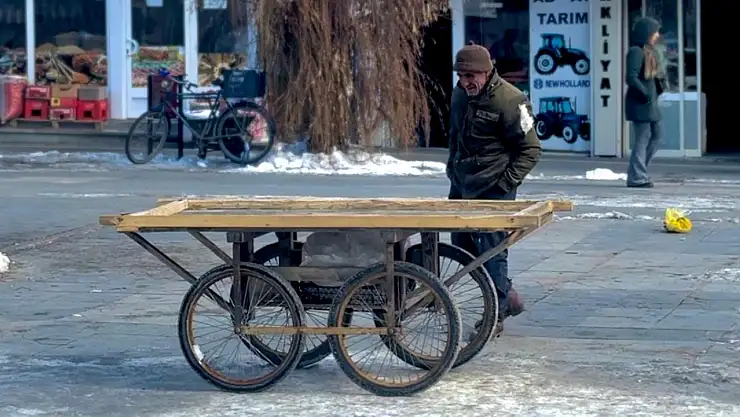 Kış şartları Ağrı'da günlük yaşamı zorlaştırıyor