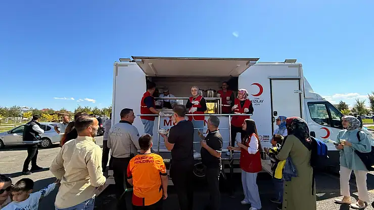Kızılay, Ağrı'daki şenlikte çocukların yüzünü güldürdü