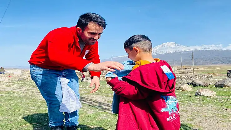 Kızılay'dan Doğubayazıt'ın çocuklarına bayramlık sürprizi