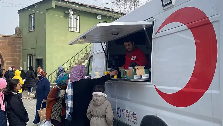 Kızılay, Doğubayazıt'ta mezarlık ziyaretçilerine çorba ikram etti