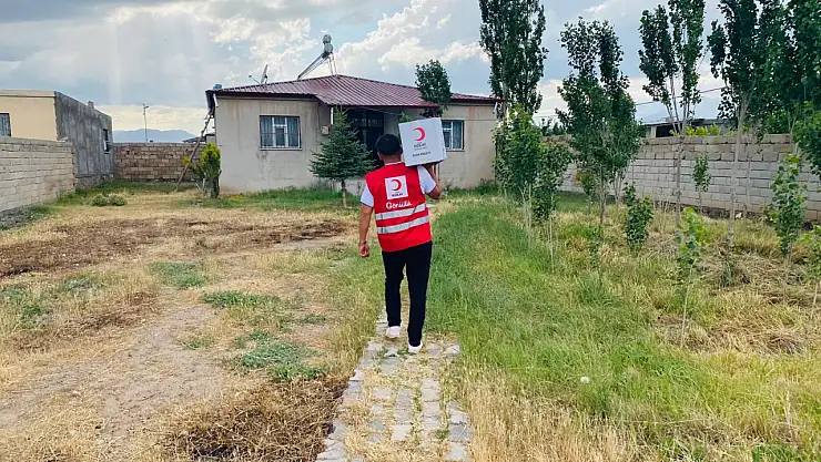 Kızılay Doğubayazıt yardım kolilerini ihtiyaç sahibi ailelerle buluşturdu