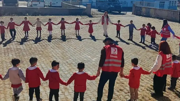 Kızılay Gençlik Teşkilatı Digor'da Miniklerle Buluştu