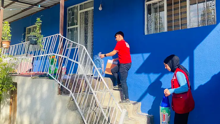 Kızılay gönüllüleri, Doğubayazıt'ta ihtiyaç sahiplerinin kapısını çaldı