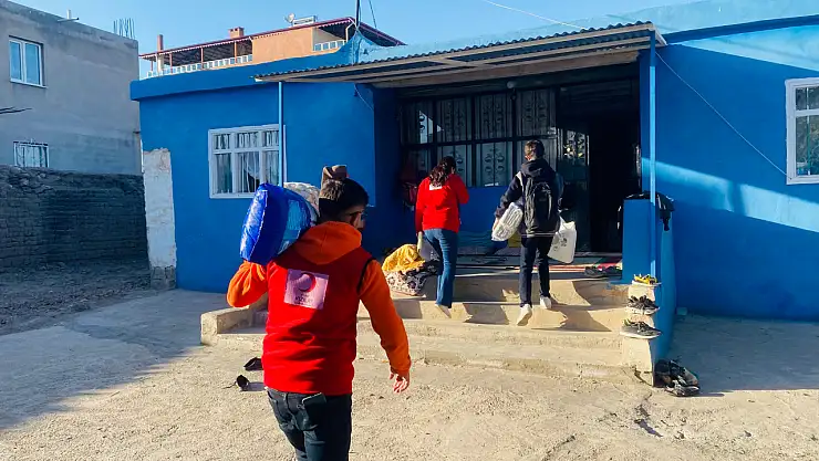 Kızılay gönüllüleri Doğubayazıt'ta kapı kapı yardım dağıtıyor