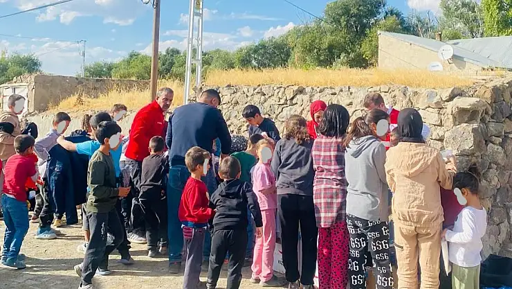 Kızılay gönüllüleri Geçitveren Köyü'nde çocukların yüzlerini güldürdü