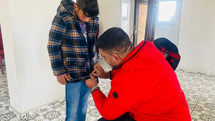 Kızılay gönüllüleri köylere umut taşıyor