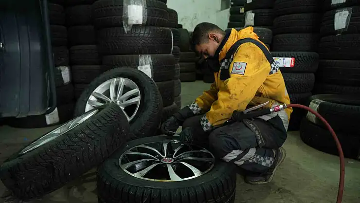 Köpeklerin kovaladığı tavuk, lastik ustası tarafından kurtarıldı