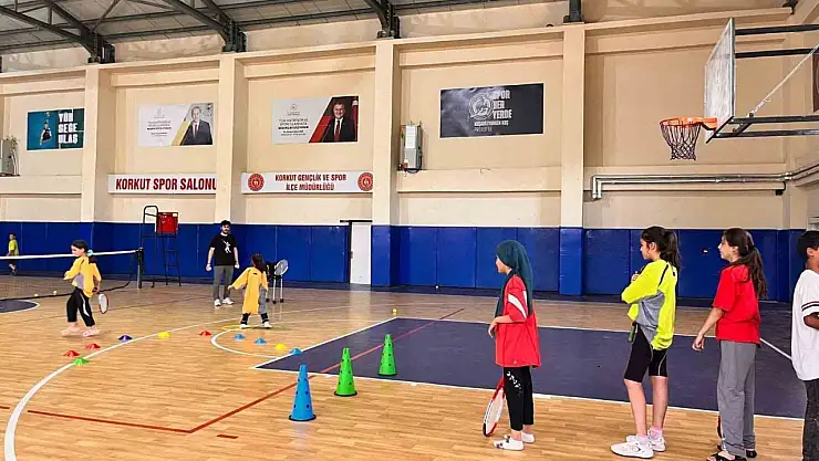 Korkut'ta Tenis Antrenmanları Uzman Eğitmenlerle Devam Ediyor