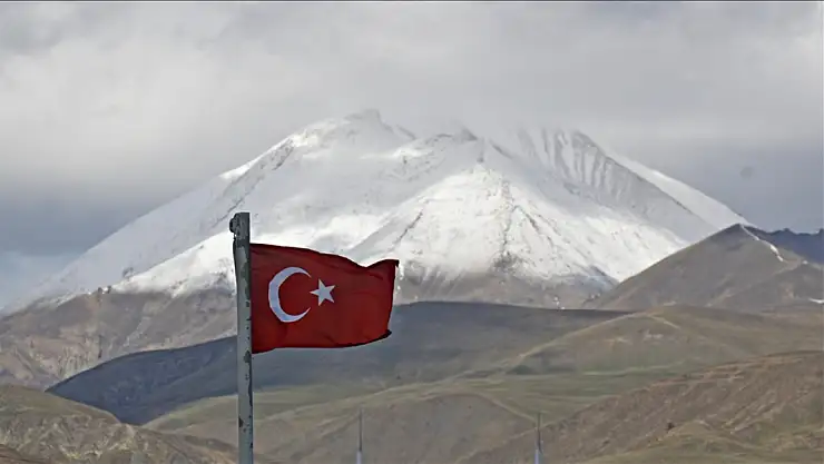 Kösedağ'da bahar ortasında kar sürprizi