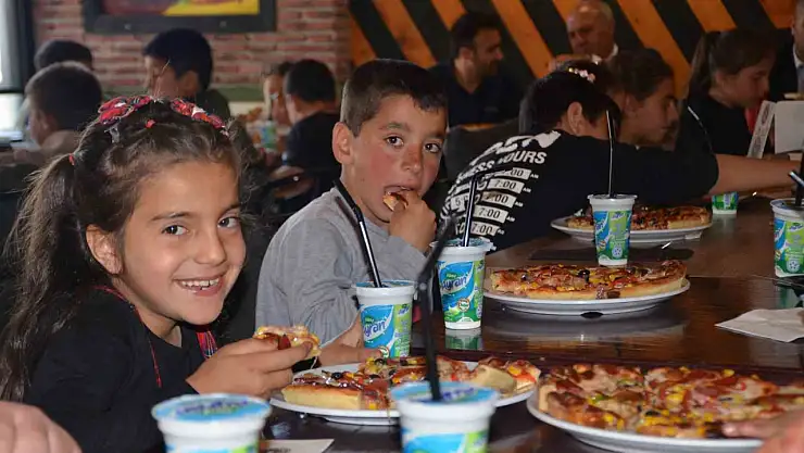 Köy okullarındaki çocuklara pizza ikramı: Muş'ta anlamlı etkinlik!