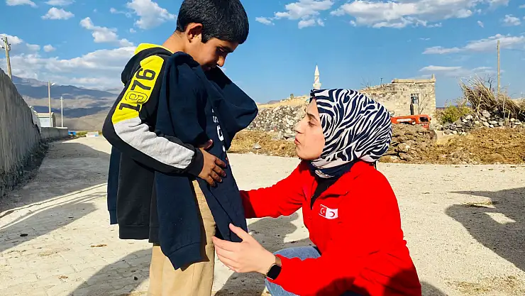Köy yolları Kızılay'la ısındı: Çocukların yüzü güldü