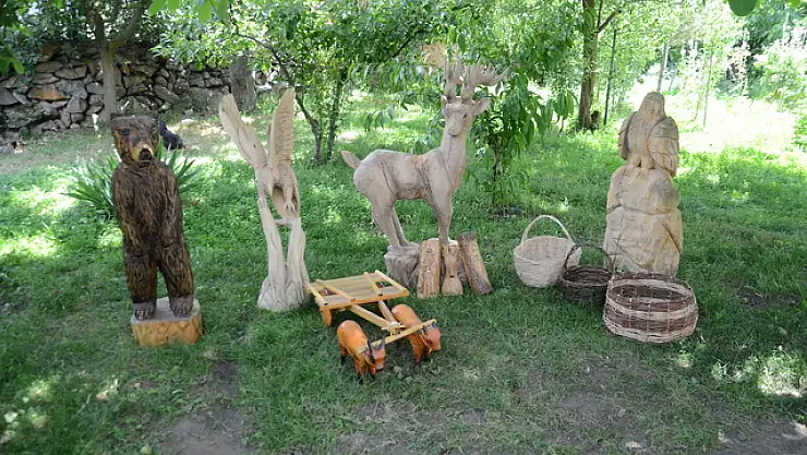 Kurumuş Ağaçları Sanatın İfadesine Dönüştürüyorlar