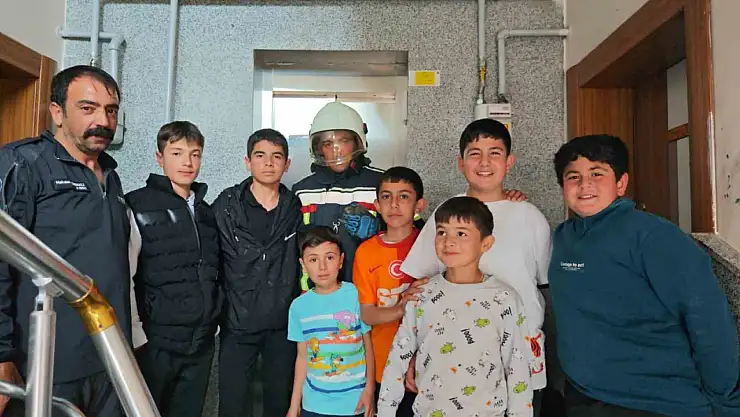 Kuş Asansör Boşluğundan Sağ Salim Çıkarıldı