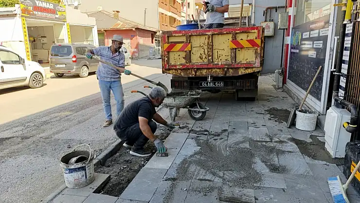 Leylekpınar Mahallesi'nde bozulan kaldırımlar onarılıyor