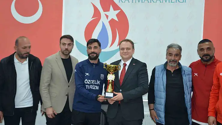 Lig Şampiyonu Kopspor, Kupasını Kaymakam Koşansu'ya Sundu