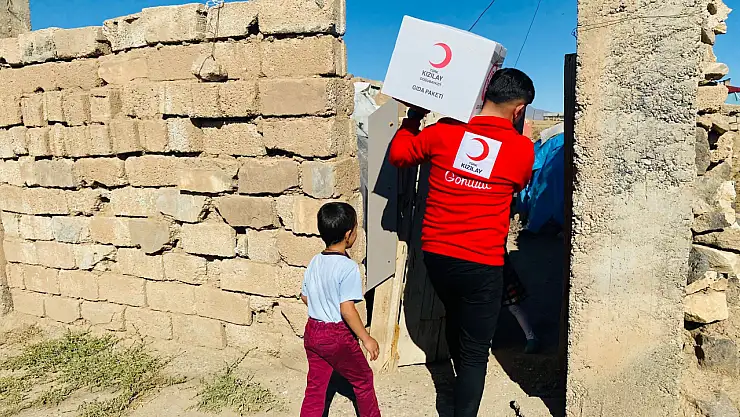 Mahalle mahalle gıda yardımıyla Doğubayazıt'ta dayanışma güçleniyor