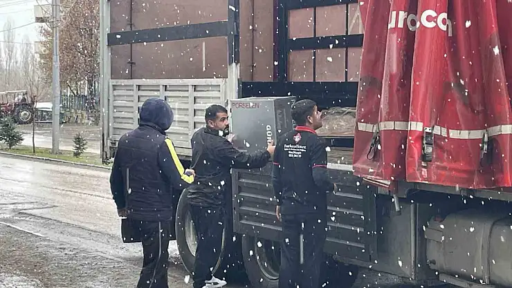Malazgirt'e nisan ayında yağan kar şaşırttı