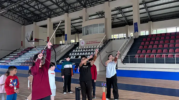 Malazgirt Spor Salonu'nda Okçuluk Antrenmanları Yoğun Katılımla Sürüyor