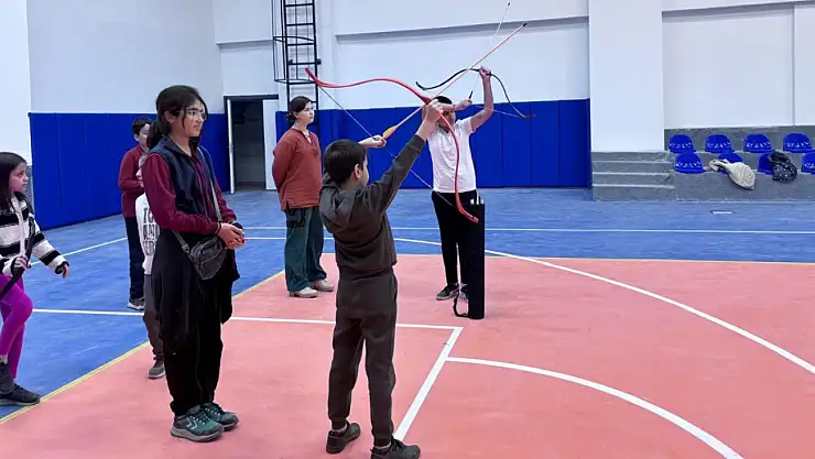 Malazgirt Spor Salonu'nda Okçuluk Antrenmanları Yoğun İlgi Görüyor