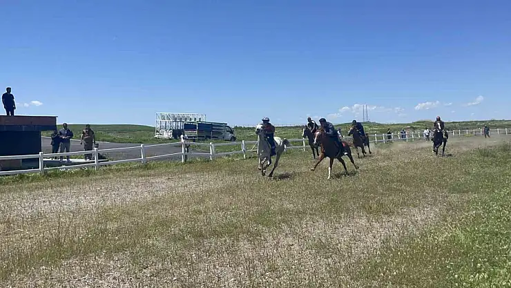 Malazgirt'te Ata Sporu Coşkusu: Geleneksel At Yarışları Nefes Kesti