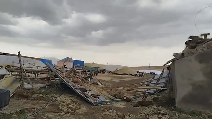 Malazgirt'te fırtına paniği: Çatıları uçuran rüzgar hasara yol açtı