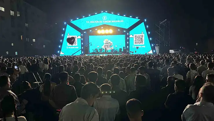 Merve Özbey, Yüksekova'da Unutulmaz Bir Konser Verdi!