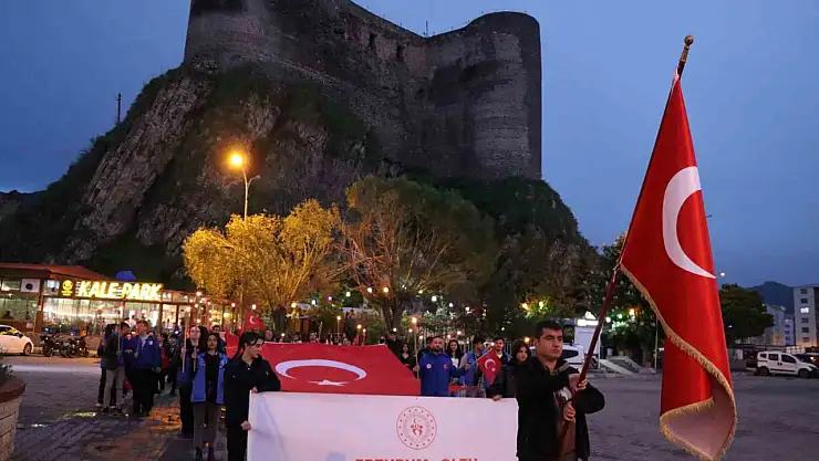 Meşalelerle Aydınlanan Gece Gençlerin Yürüyüşü