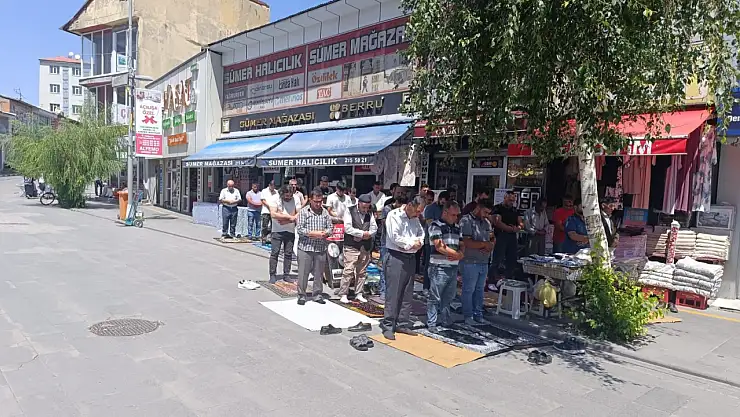 Meydan Camii'nde yaz geleneği: Cemaat dışarıda saf tuttu