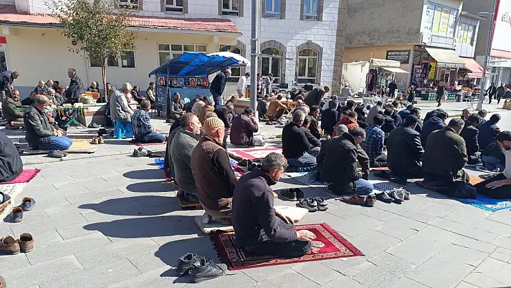 Meydan Camii önünde temiz havada Cuma namazı geleneği sürüyor