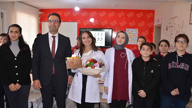 Mezun Öğretmen Hacer İçoğlu'na Cübbe Giyme Töreni Coşku İle Kutlandı