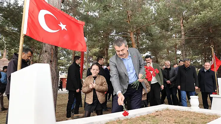 Milli Eğitim Bakanı Tekin'den Erzurum Şehitliğine ziyaret