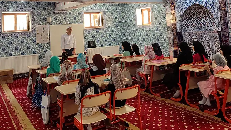 Minikler yaz tatilinde hem kur'an öğreniyor hem de bilinçleniyor