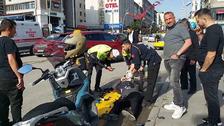 Motosiklet kazasında yaralı sürücü, ambulans gelene kadar cep telefonuyla ilgilendi