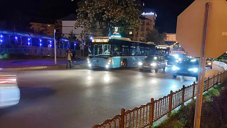 Motosiklet, Otobüsten İnen Kadına Çarptı: Kaza Anı Korkuttu!