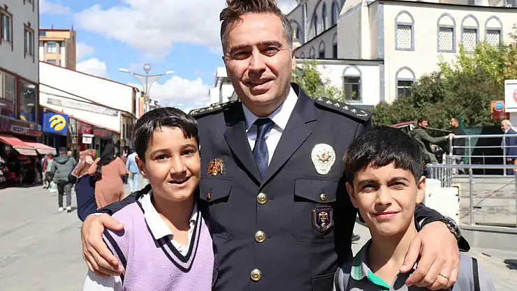 Müdür Önder, Cumhuriyet Caddesi'nde vatandaşlarla sohbet etti