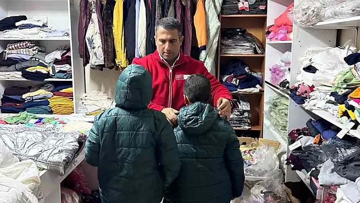 Muradiye'de Kızılay, ihtiyaç sahiplerine kışlık giyim desteği sağlamaya başladı