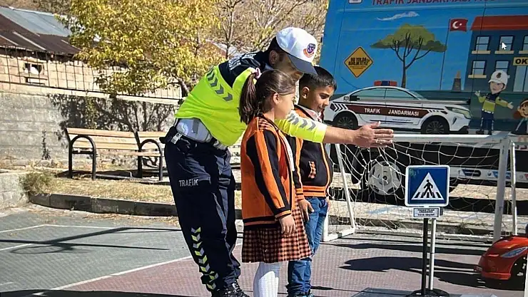 Muradiye'de öğrencilere trafik güvenliği eğitimi verildi, bilinçli nesil için adımlar atıldı