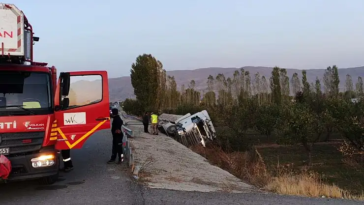 Muradiye'de Tır Şarampole Devrildi, Sürücü Hafif Yaralandı