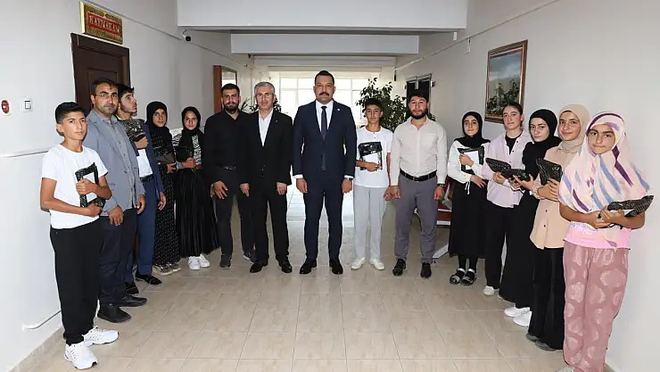 Muradiye'deki Yaz Kur'an Kursu Öğrencileri Kaymakam Türmenoğlu ile Bir Araya Geldi