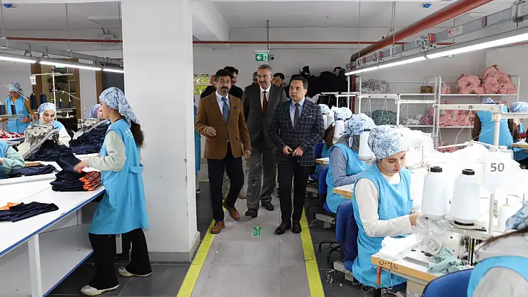 Muradiye Kaymakamı Melih Aydoğan'dan Ahtamara Tekstil Fabrikasına Ziyaret