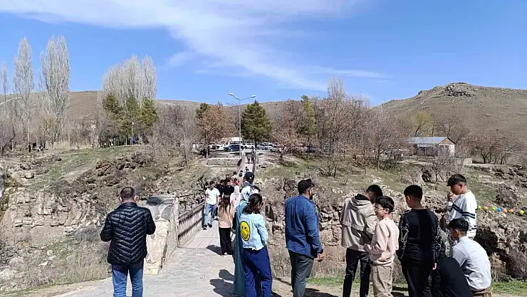 Muradiye Şelalesi bayramda doğaseverlerle dolup taştı